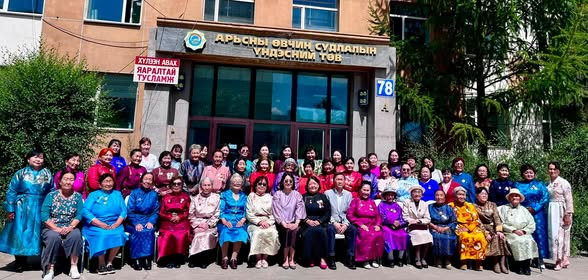 рьс өнгөний алба үүсгэн байгуулагдсаны түүхэн 100 жил , Арьсны өвчин судлалын үндэсний төв байгуулагдсаны 80 жилийн ой тохиож байгаатай холбогдуулан ахмадуудаа хүлээн авч, шагнал гардууллаа